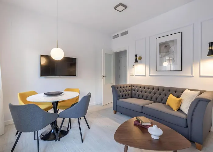 Central Stylish And Elegant 1 & 2 Bedroom Apartment II